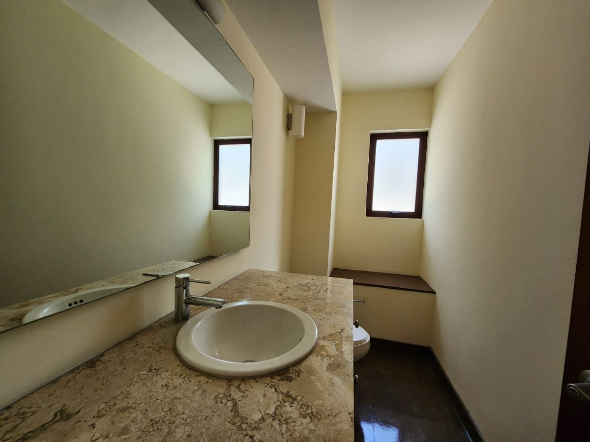 8 de 21: Baño de visitas