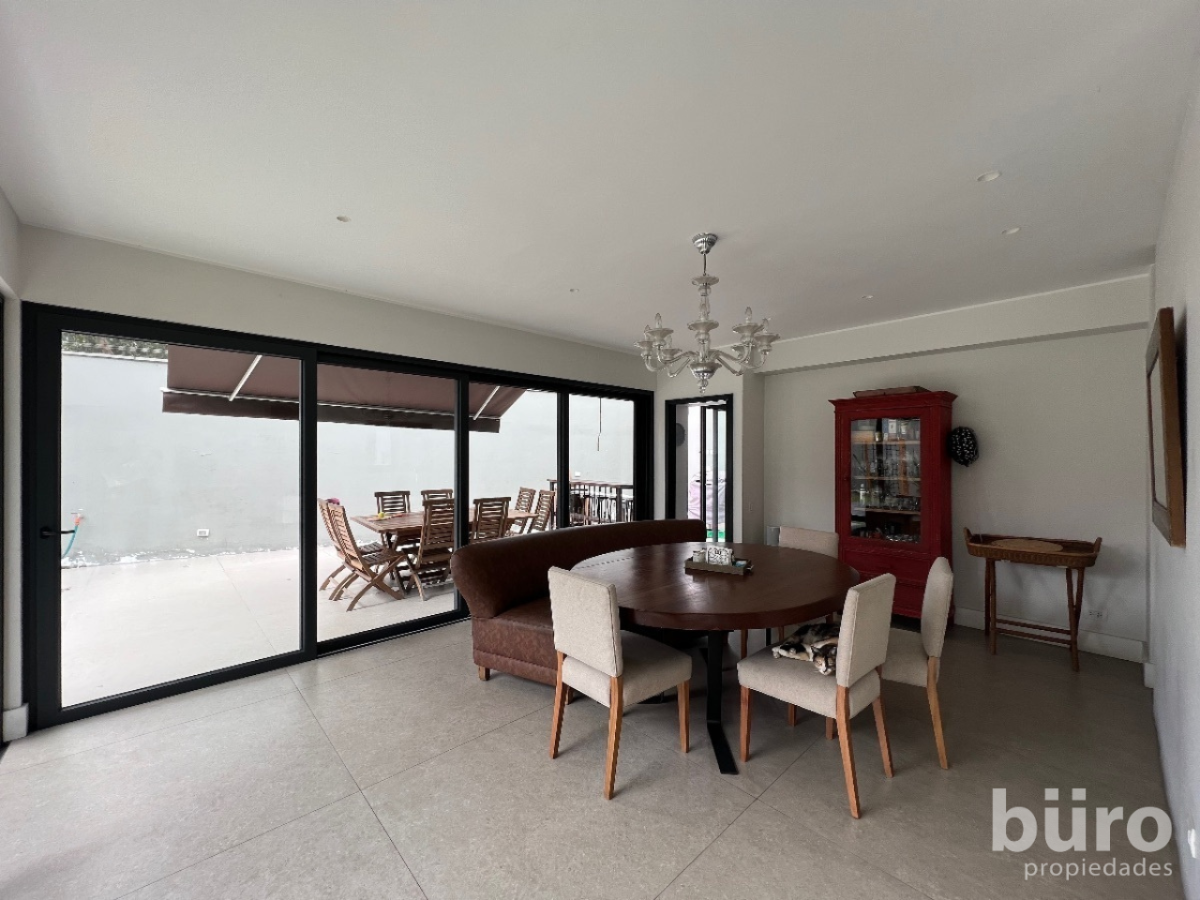 4 de 19: Comedor con acceso a la terraza con ventanas corredizas