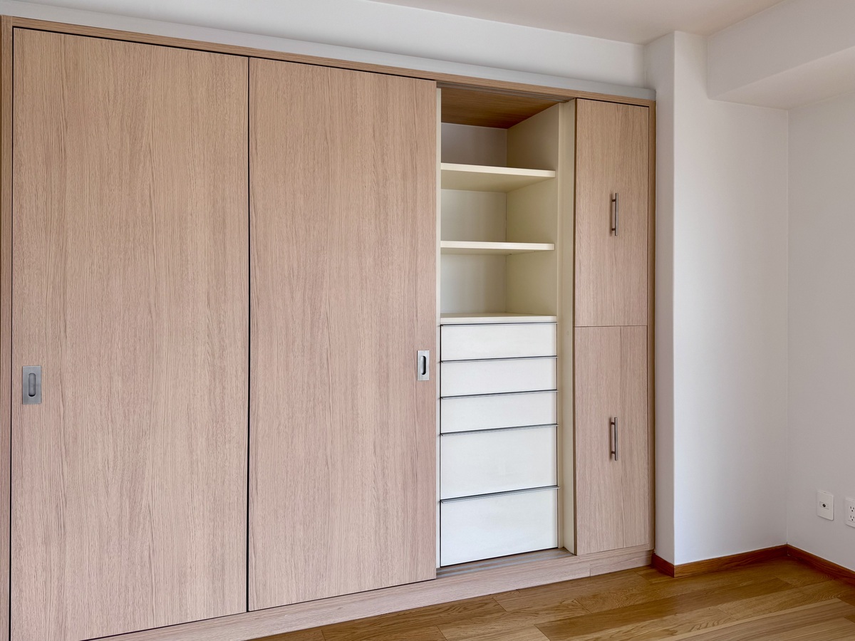 8 de 25: Closet con entrepaños y cajonera