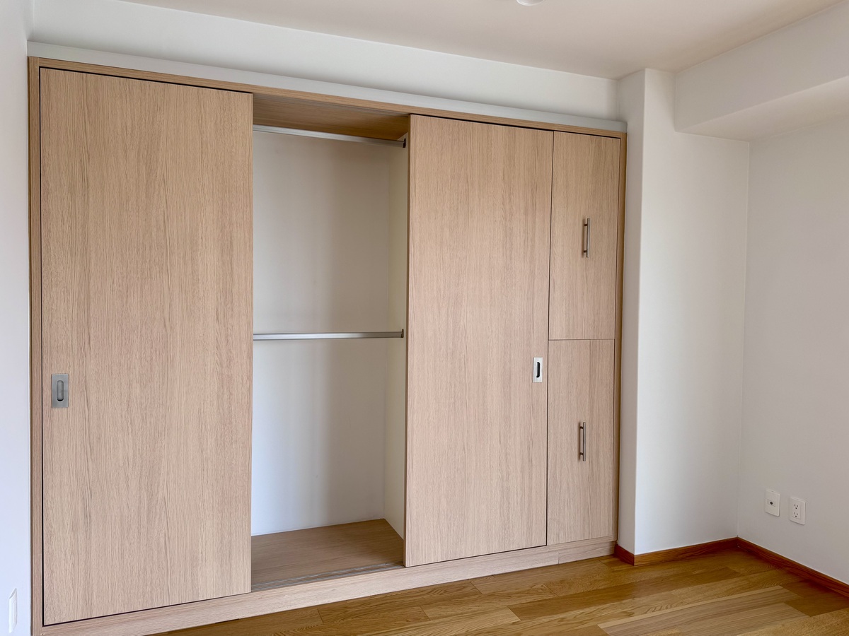 9 de 25: Closet con área de colgado corto