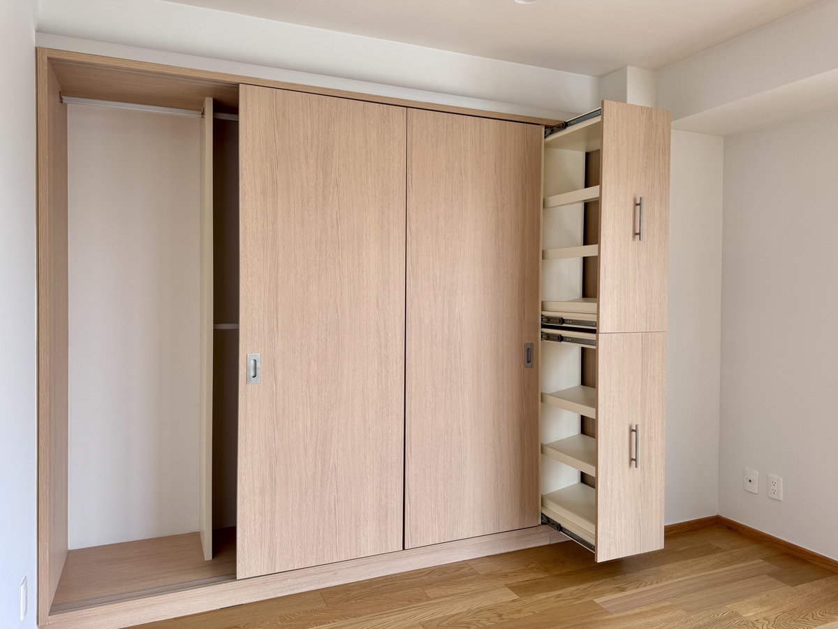 10 de 25: Closet con área de colgado largo y zapateras