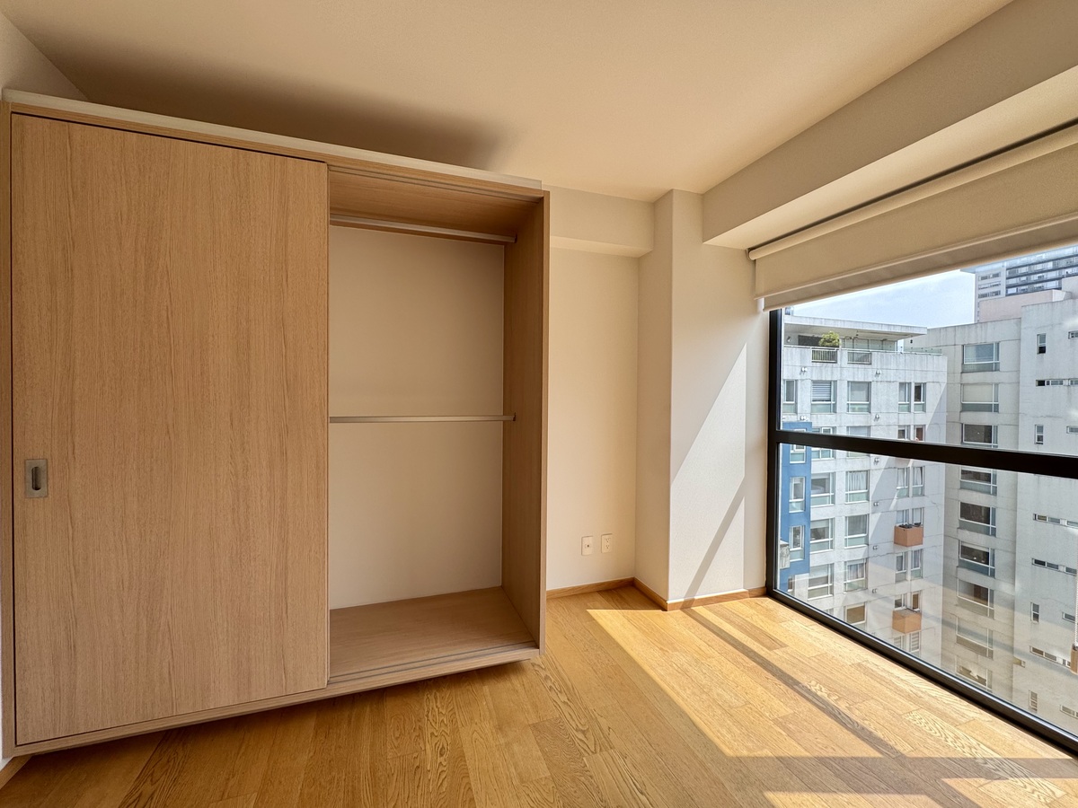 14 de 25: Closet con área de colgado corto