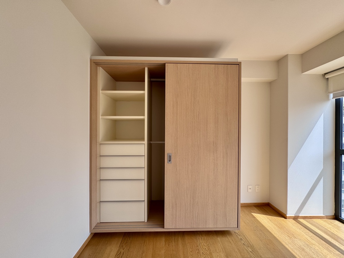15 de 25: Closet con entrepaños y cajonera