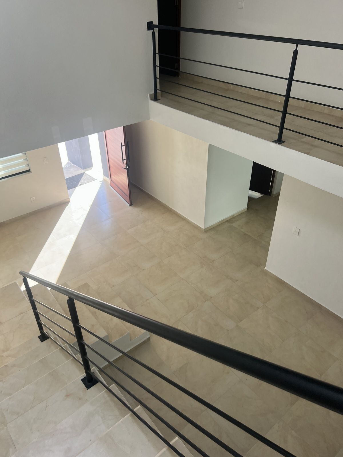 17 de 35: Sala con doble altura