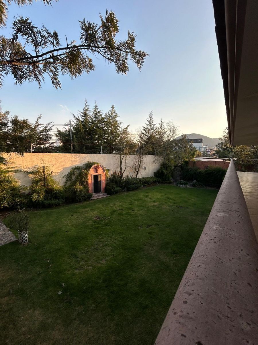 5 of 26: Patio trasero