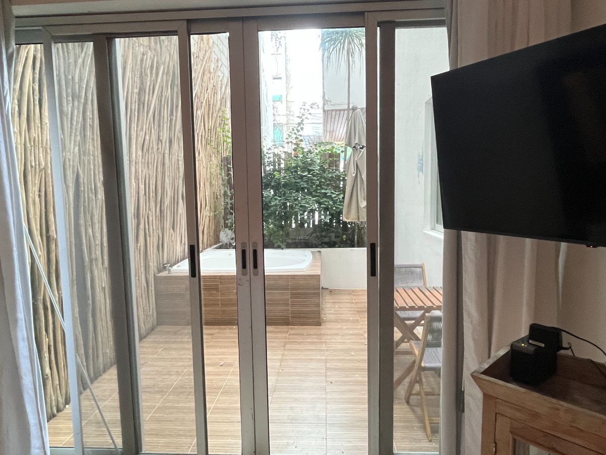 14 de 20: "Private terrace with jacuzzi to enjoy with friends "