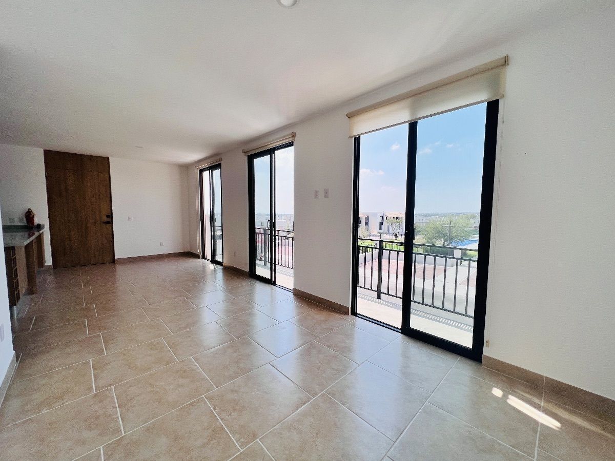 3 de 24: ESTANCIA CON BALCON