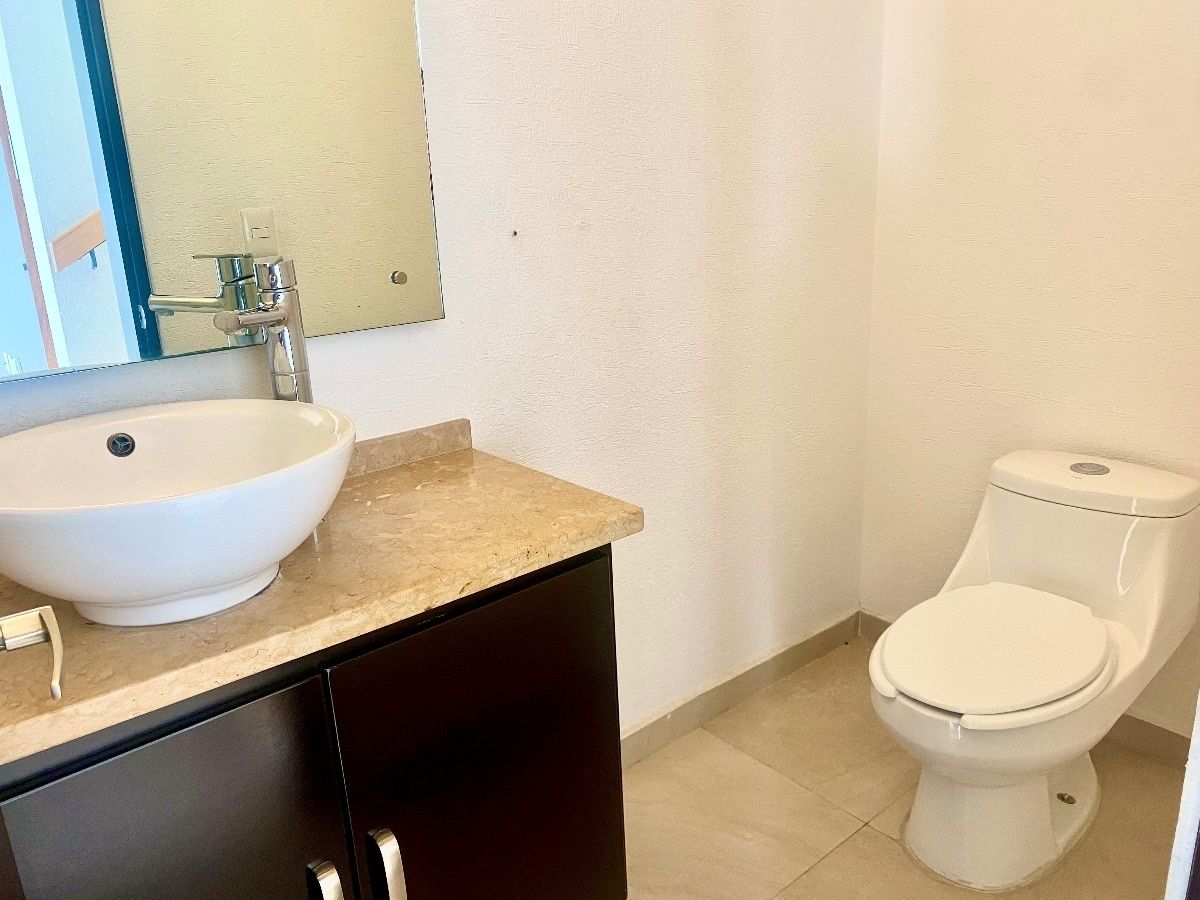 5 of 28: Baño de abajo (de visitas)