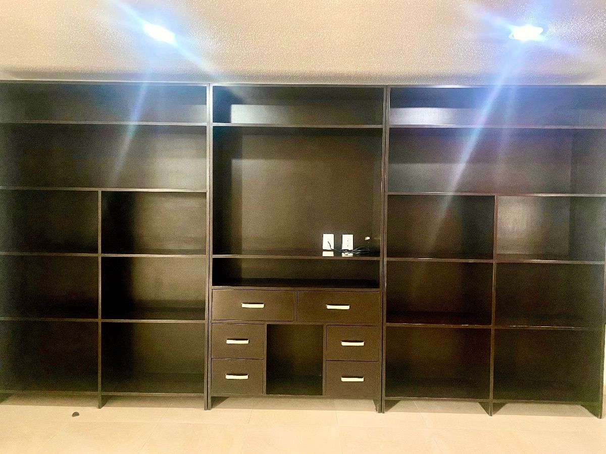 16 of 28: Mueble de recámara principal para tv y cajones