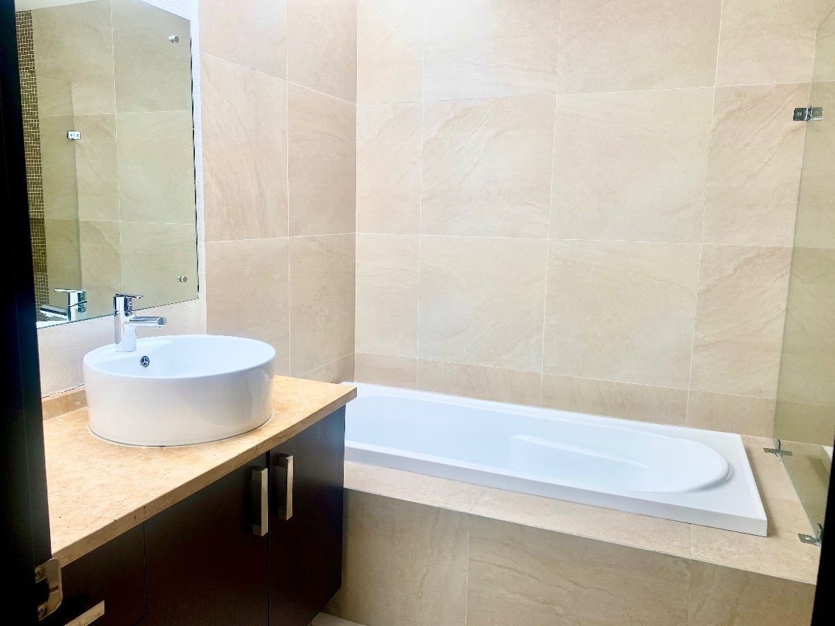 18 of 28: Baño de recámara principal con tina