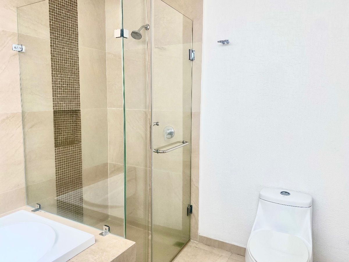 19 of 28: Baño de recámara principal