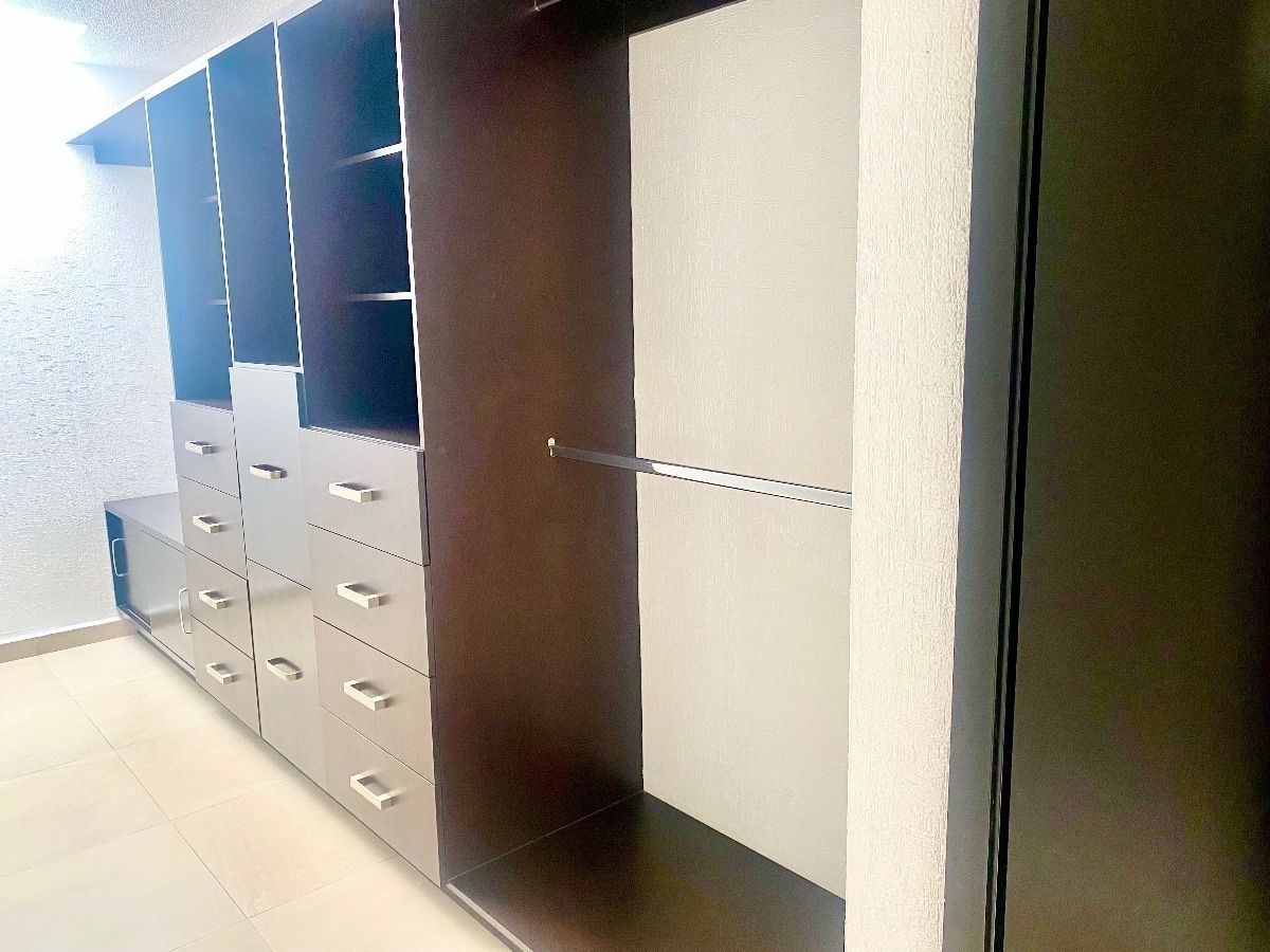 17 of 28: Closet de recámara principal