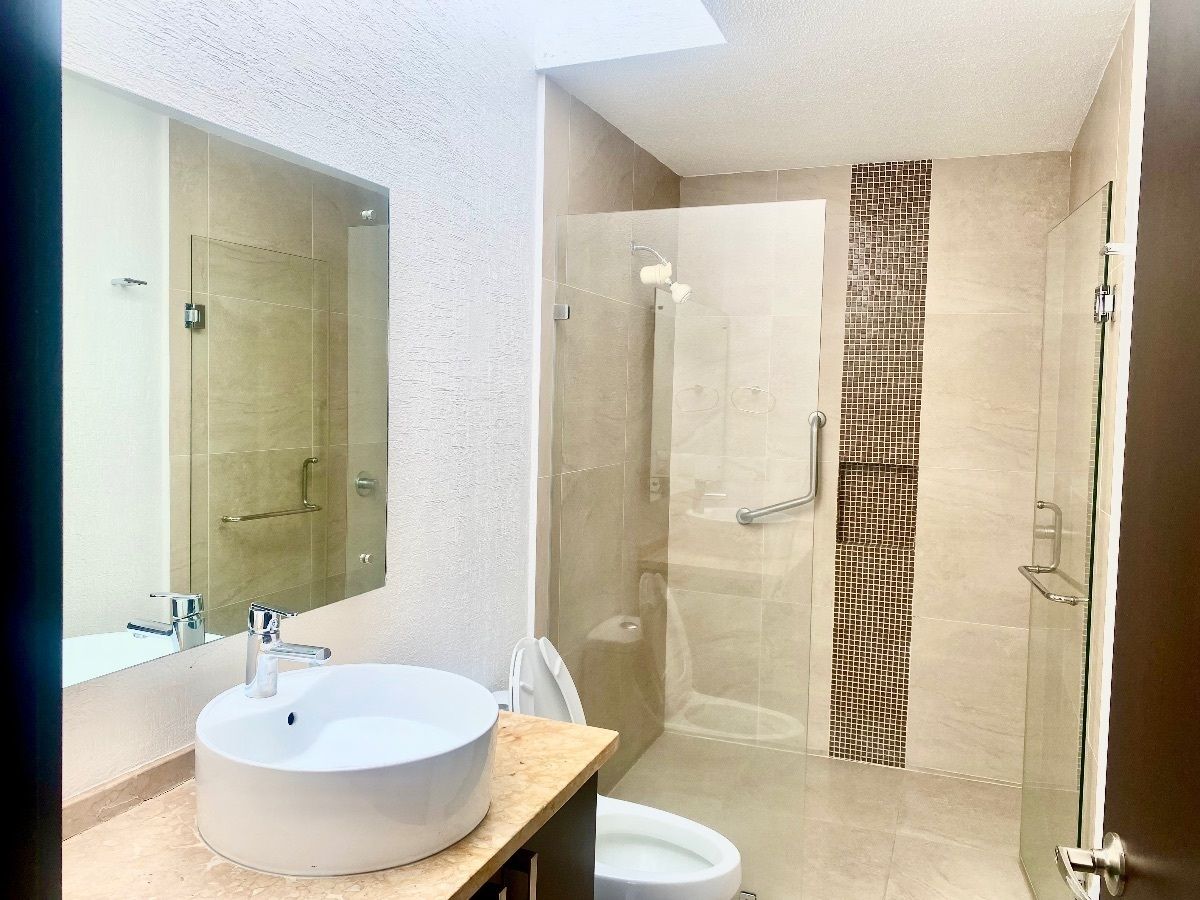 23 of 28: Baño compartido entre las 2 recámaras secundarias