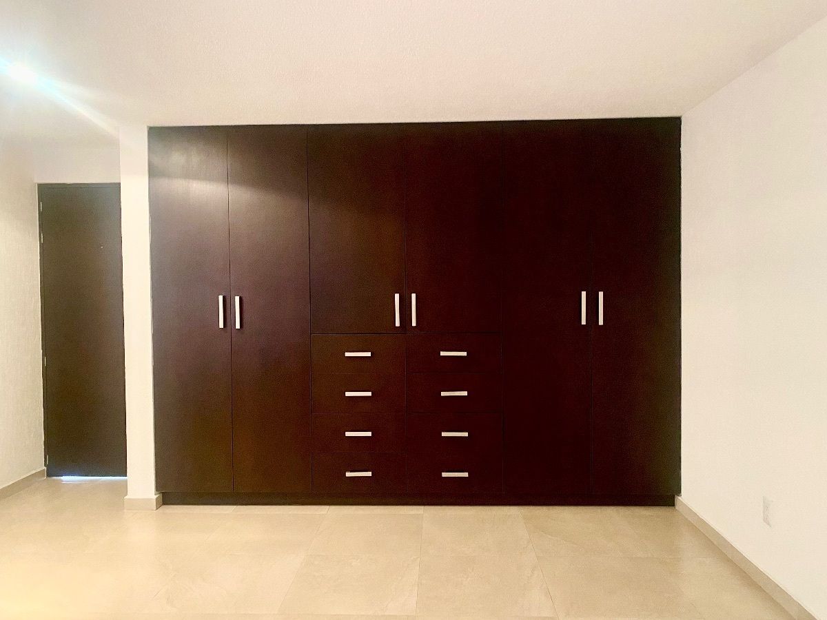 22 of 28: 2da Recámara y su closet