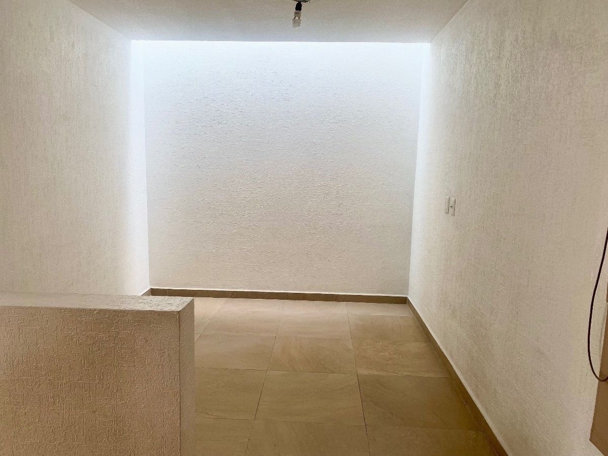 14 of 28: Sala de tv y/o Estudio