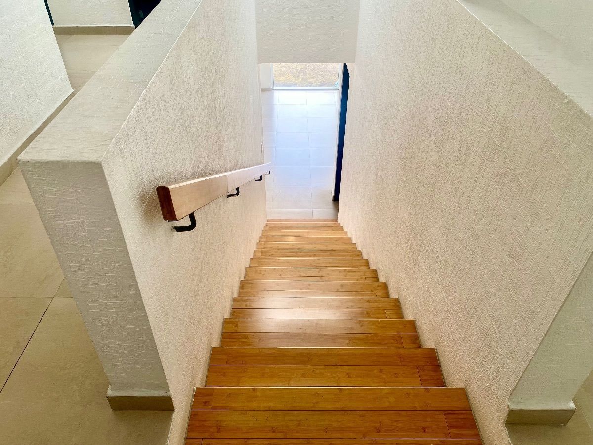 11 of 28: Escaleras vistas desde arriba