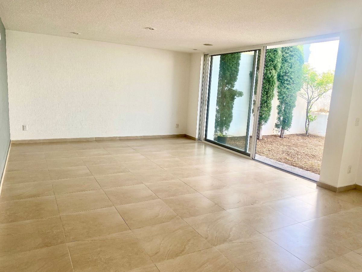 9 of 28: Sala con ventanal con vista al jardín