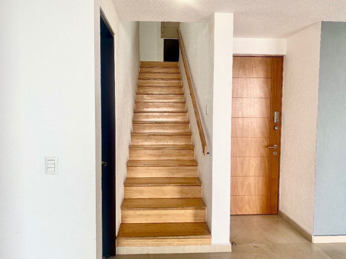 3 of 28: Entrada y junto ias es dieras para subir al 2do piso