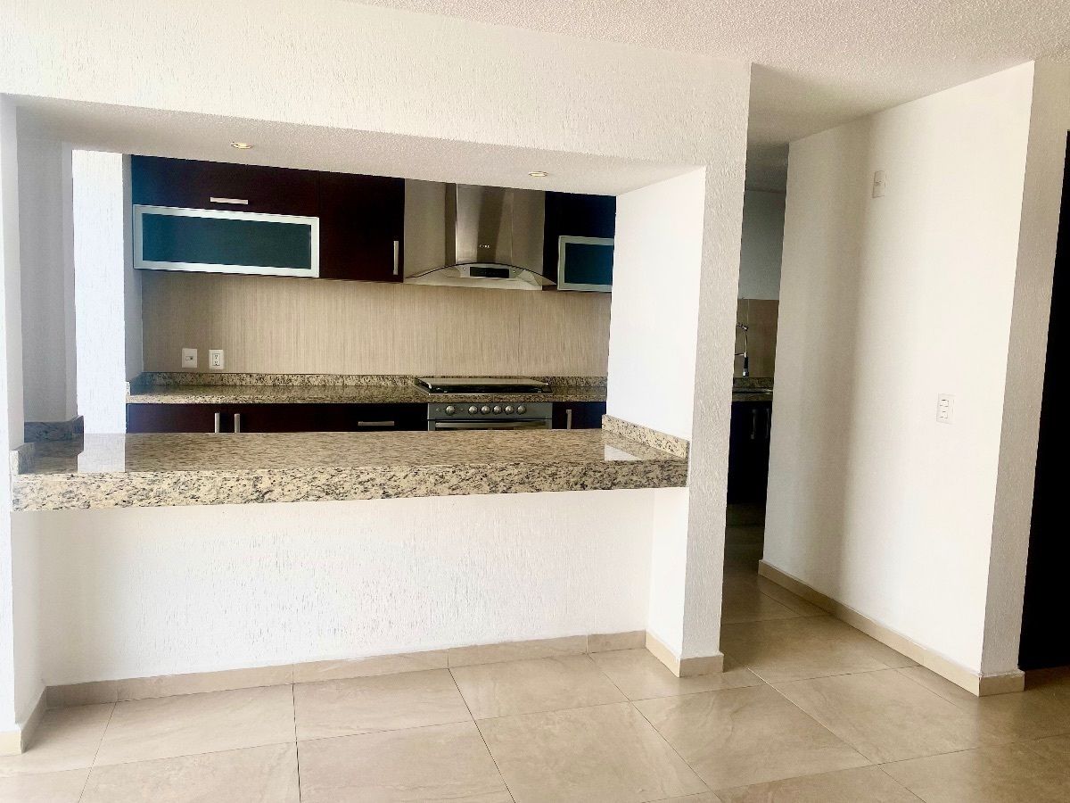 6 of 28: Vista a la cocina desde el comedor