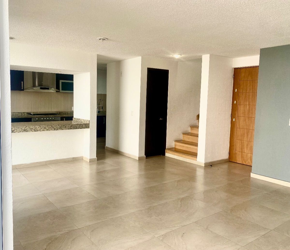 4 of 28: Entrando, área de comedor y entrada a la cocina