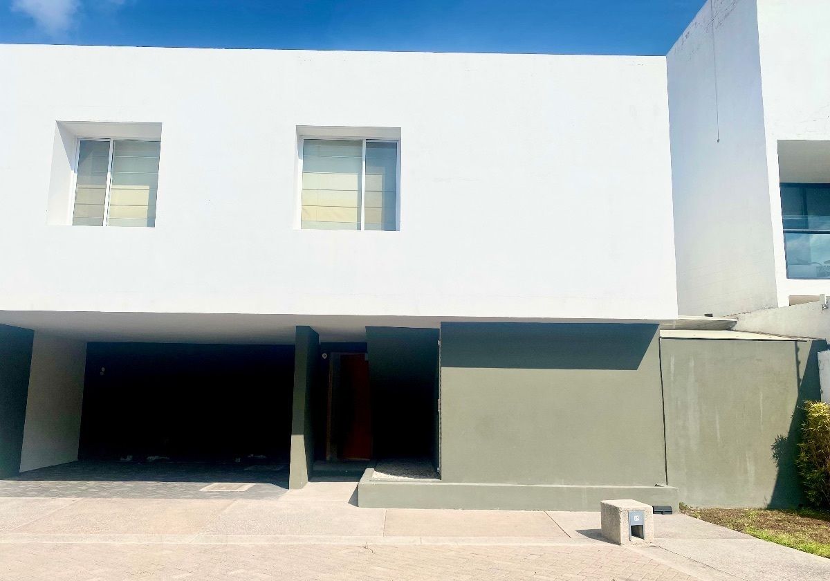 2 of 28: Fachada de la casa y entrada con garage techado para 3 autos