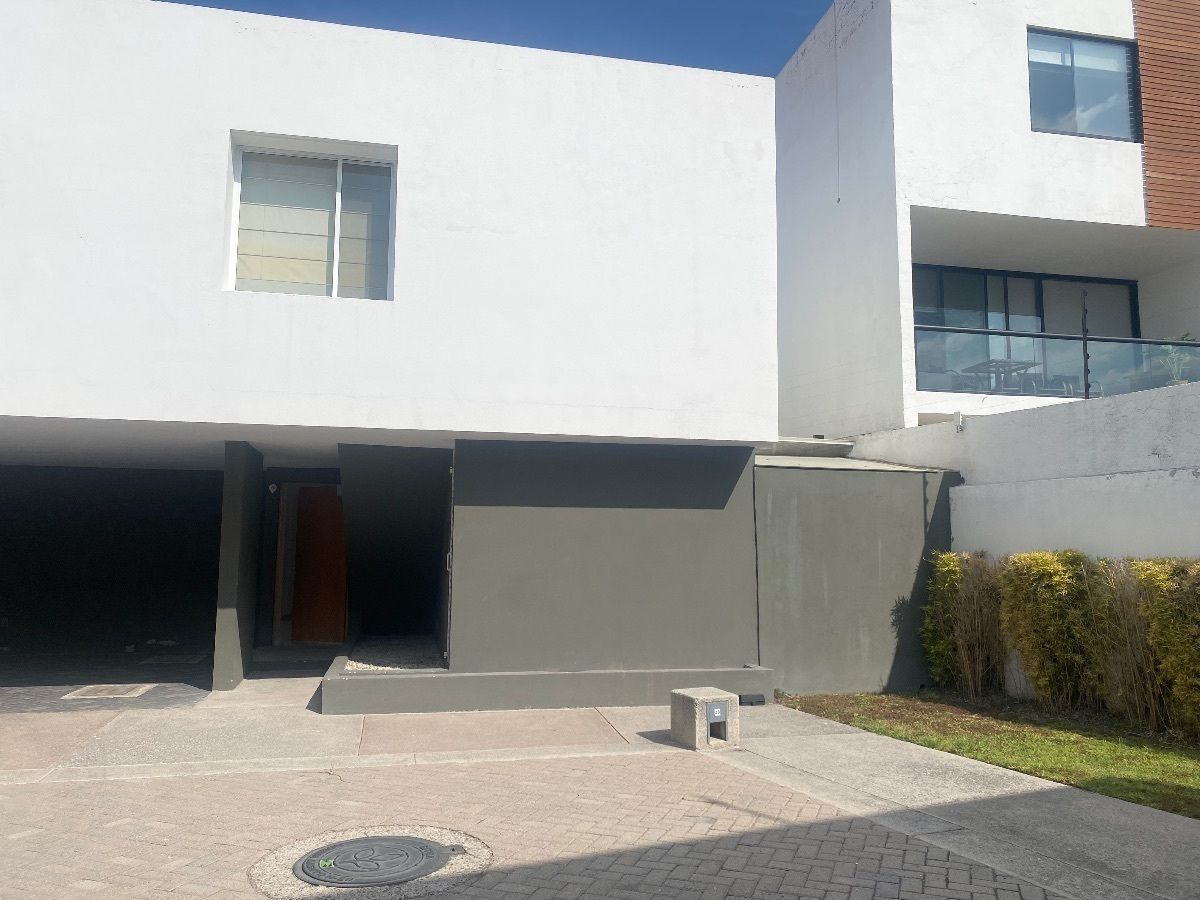 1 of 28: Entrada y fachada de la casa con garage techado para 3 autos