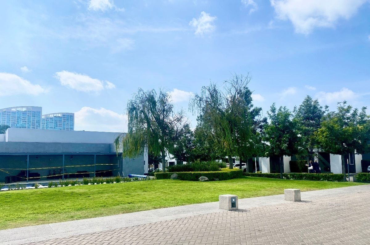 24 of 28: Área común, jardín, alberca de fondo, y sala de alberca.