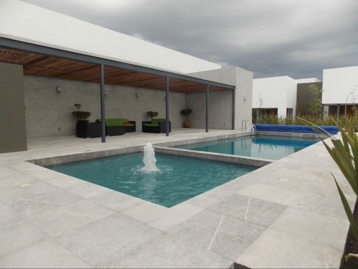 27 of 28: Área común alberca y sala