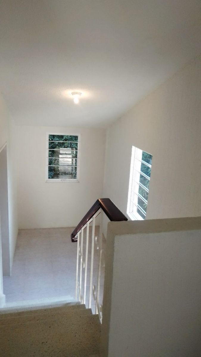 11 de 20: Escaleras hacía el segundo nivel.