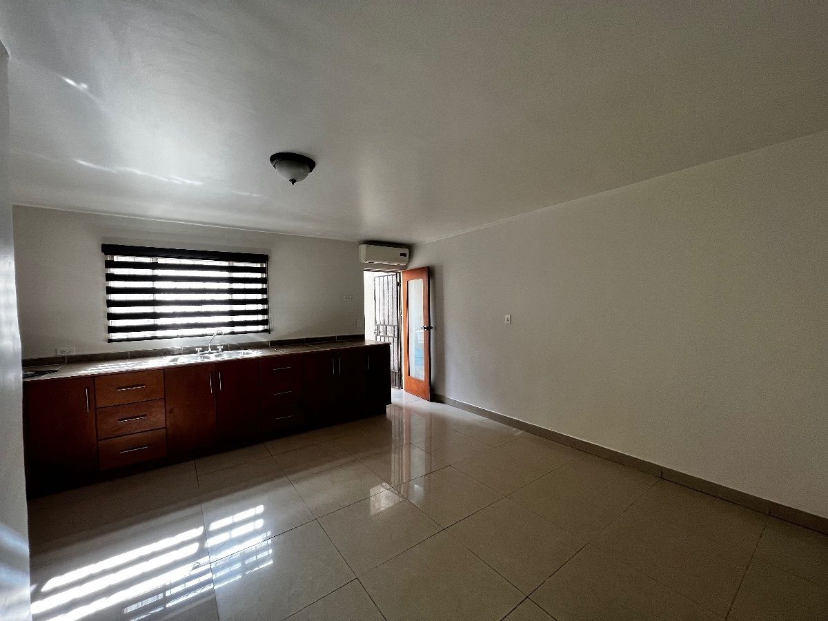 9 de 11: Área de cocina con estufa y campana