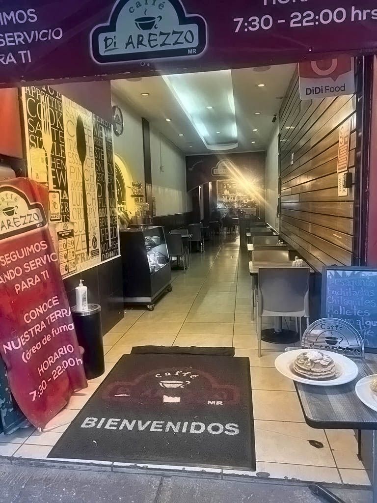 Local comercial de Tres Niveles en Renta sobre la Avenida Fray