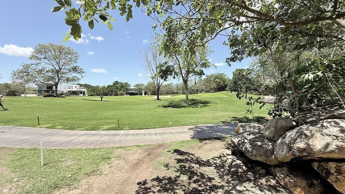 Land for sale Mérida| Yucatán Country Club|On Av. Jaguar|1,227.39 m², photo 1 of 11