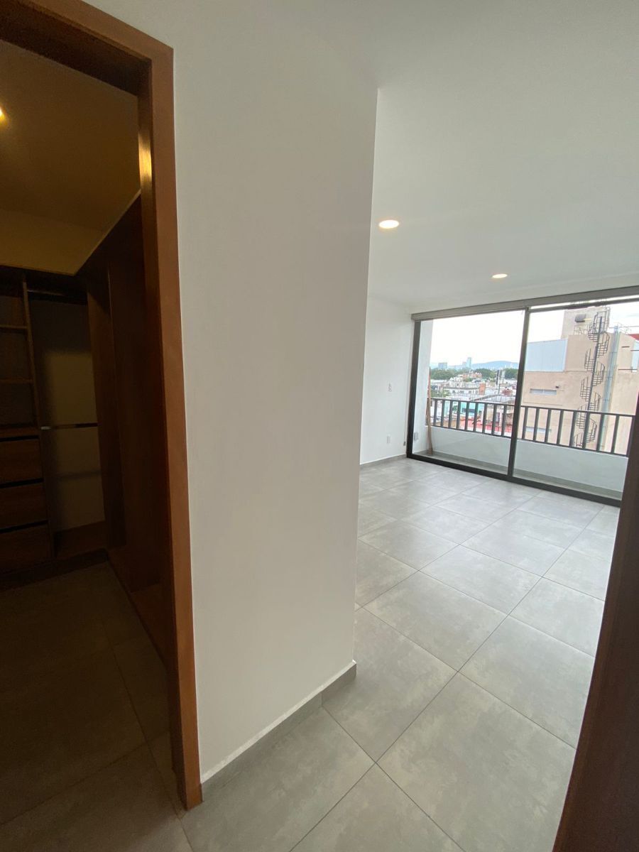 7 of 22: VISTA INTERIOR