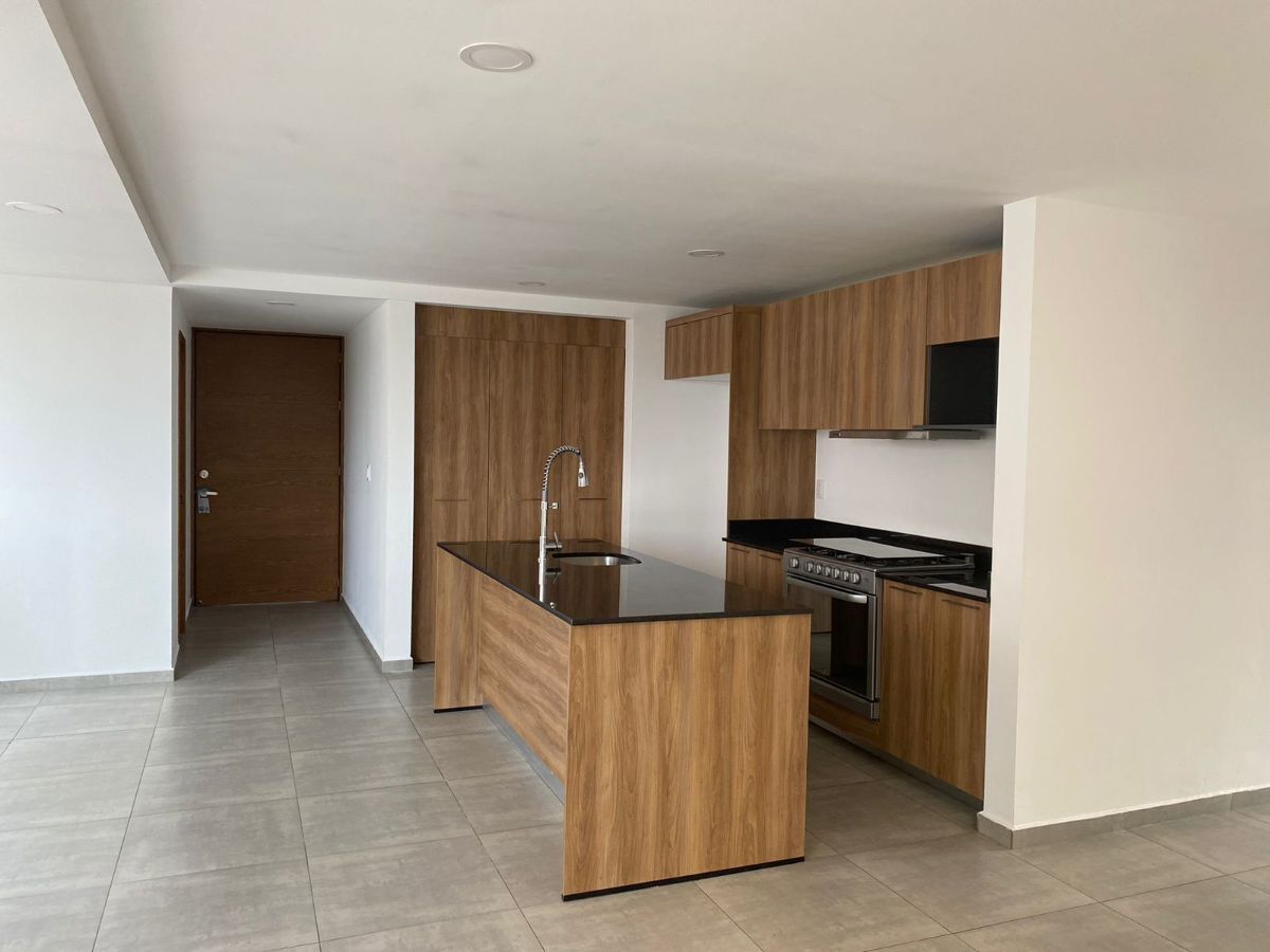 22 of 22: VISTA INTERIOR