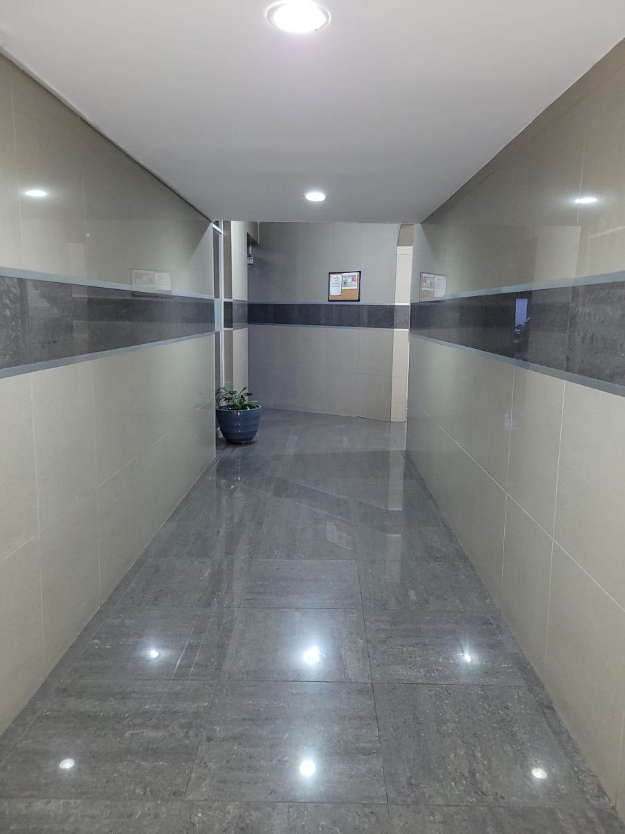 3 de 17: pasillo de acceso peatonal
