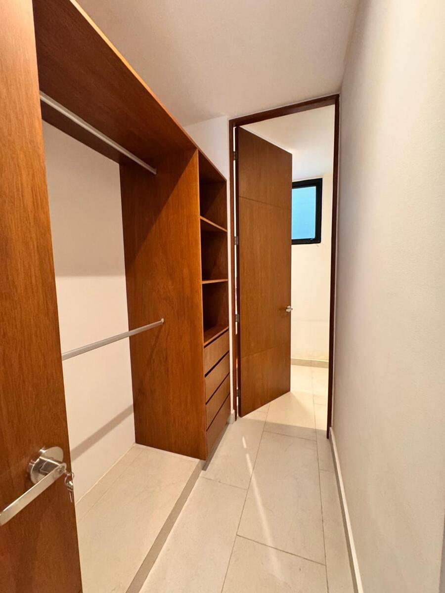 6 of 8: Closet Vestidor