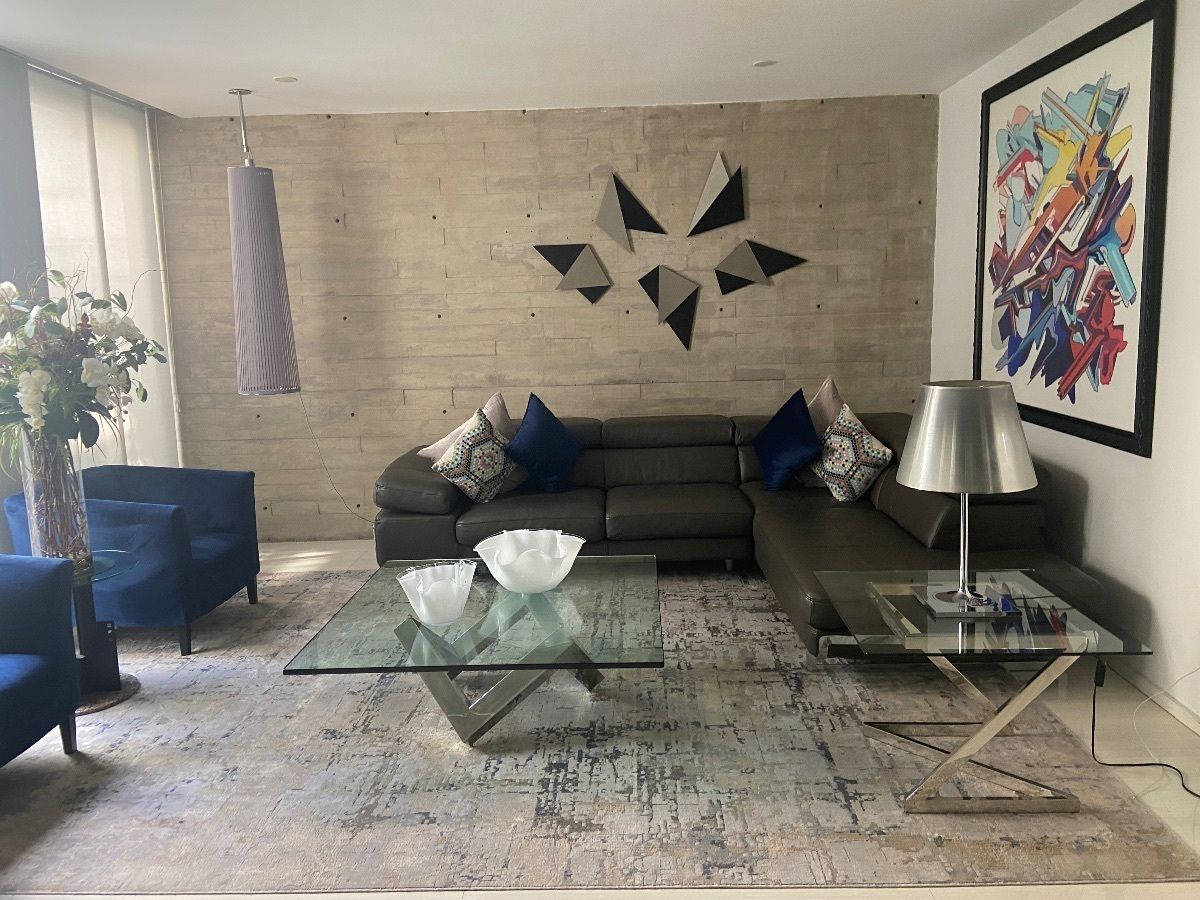 3 de 24: Sala con ventanales y balcón