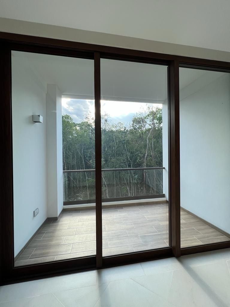 6 de 15: Terraza con ventanal de la sala