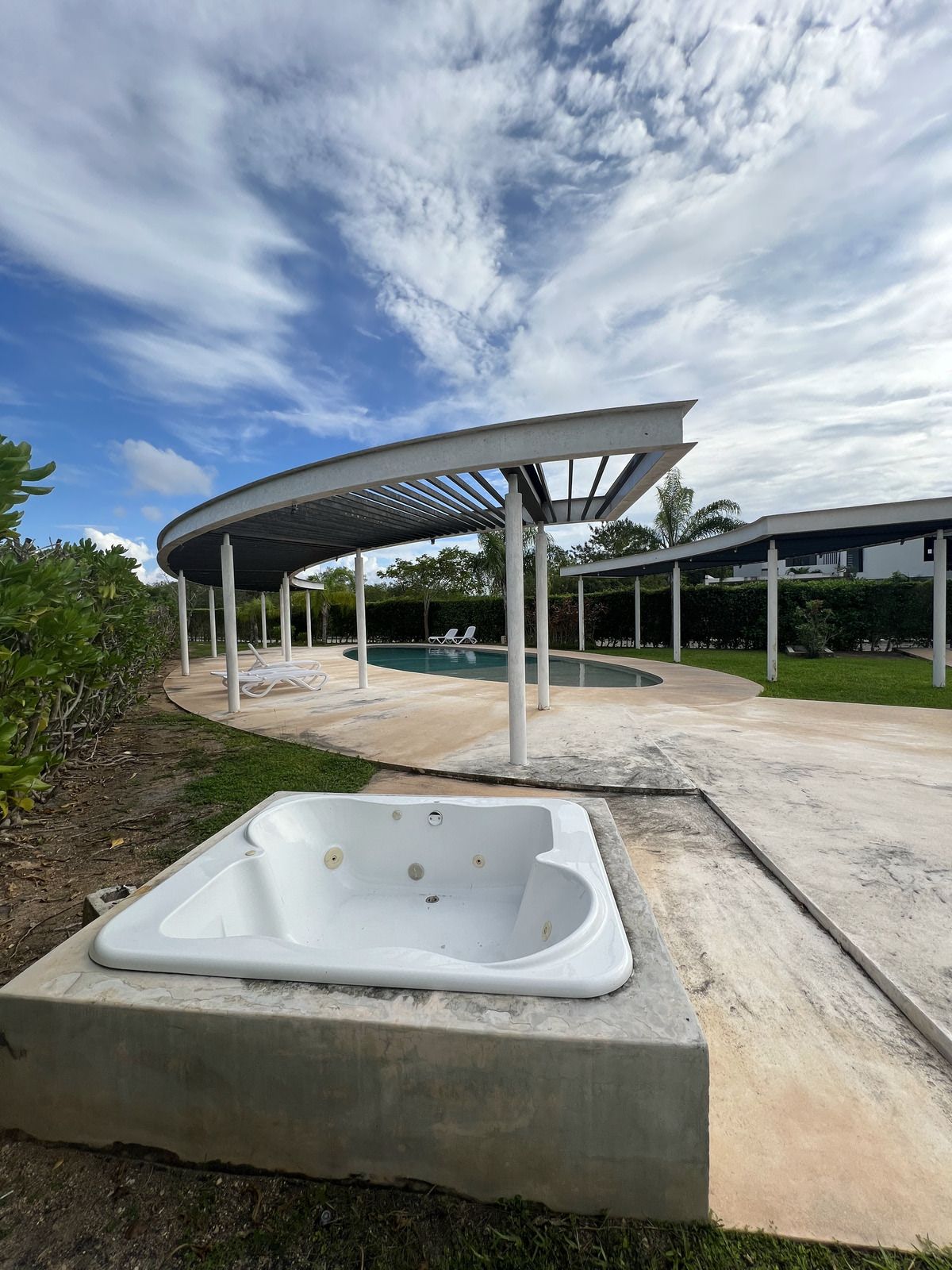 Lote listo para construir, con casa club en residencial Yaxlúm