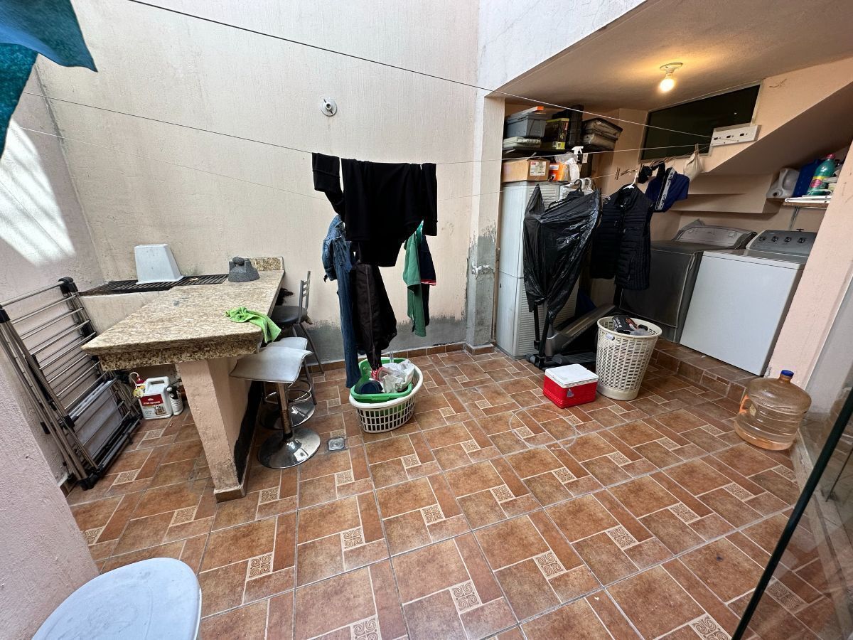 11 de 28: PATIO, AREA DE LAVADO Y ASADOR