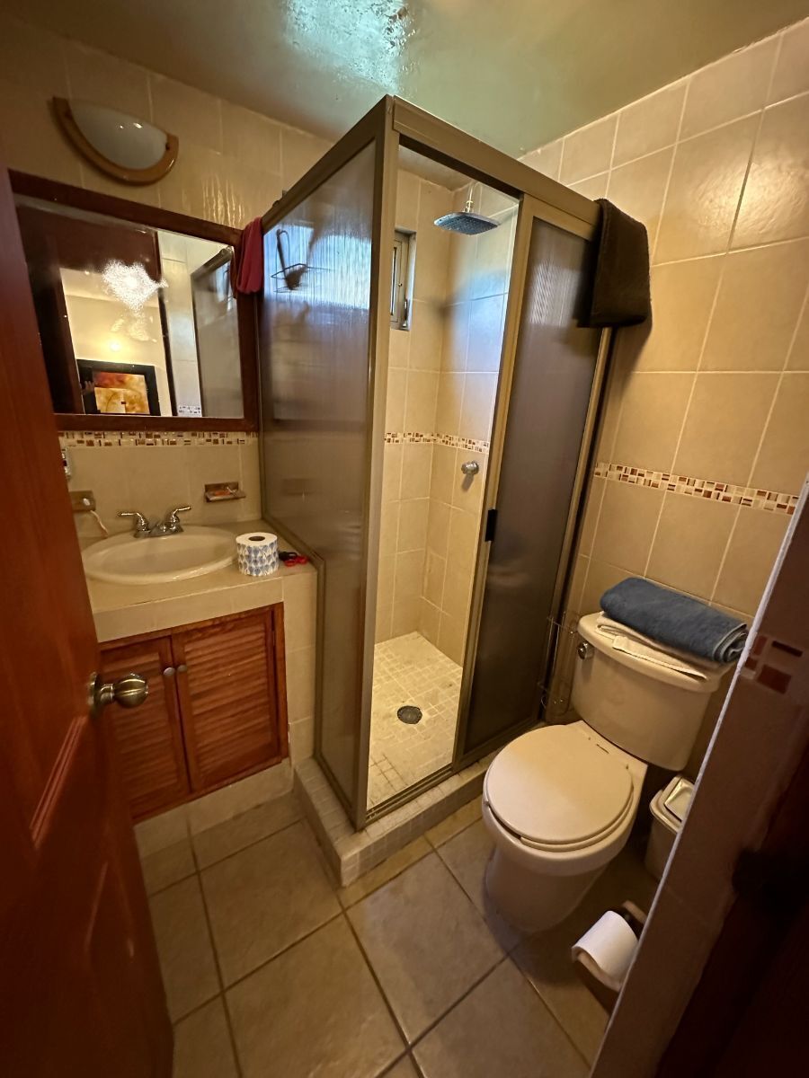 18 de 28: BAÑO COMPLETO COMPARTIDO