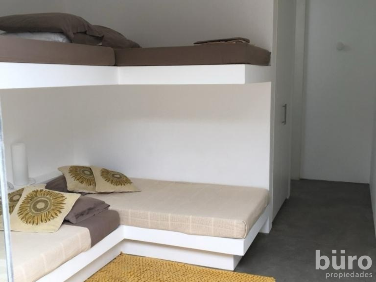 16 de 24: Cuarto dormitorio con dos camarotes y baño