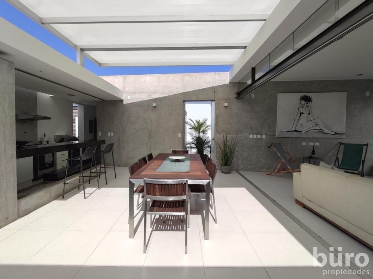 3 de 24: Comedor entre al sala y la cocina bien ventilado