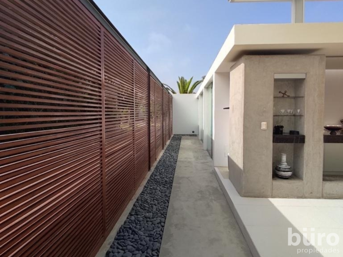 9 de 24: Hay mucha privacidad en casa, pasillo a los cuartos