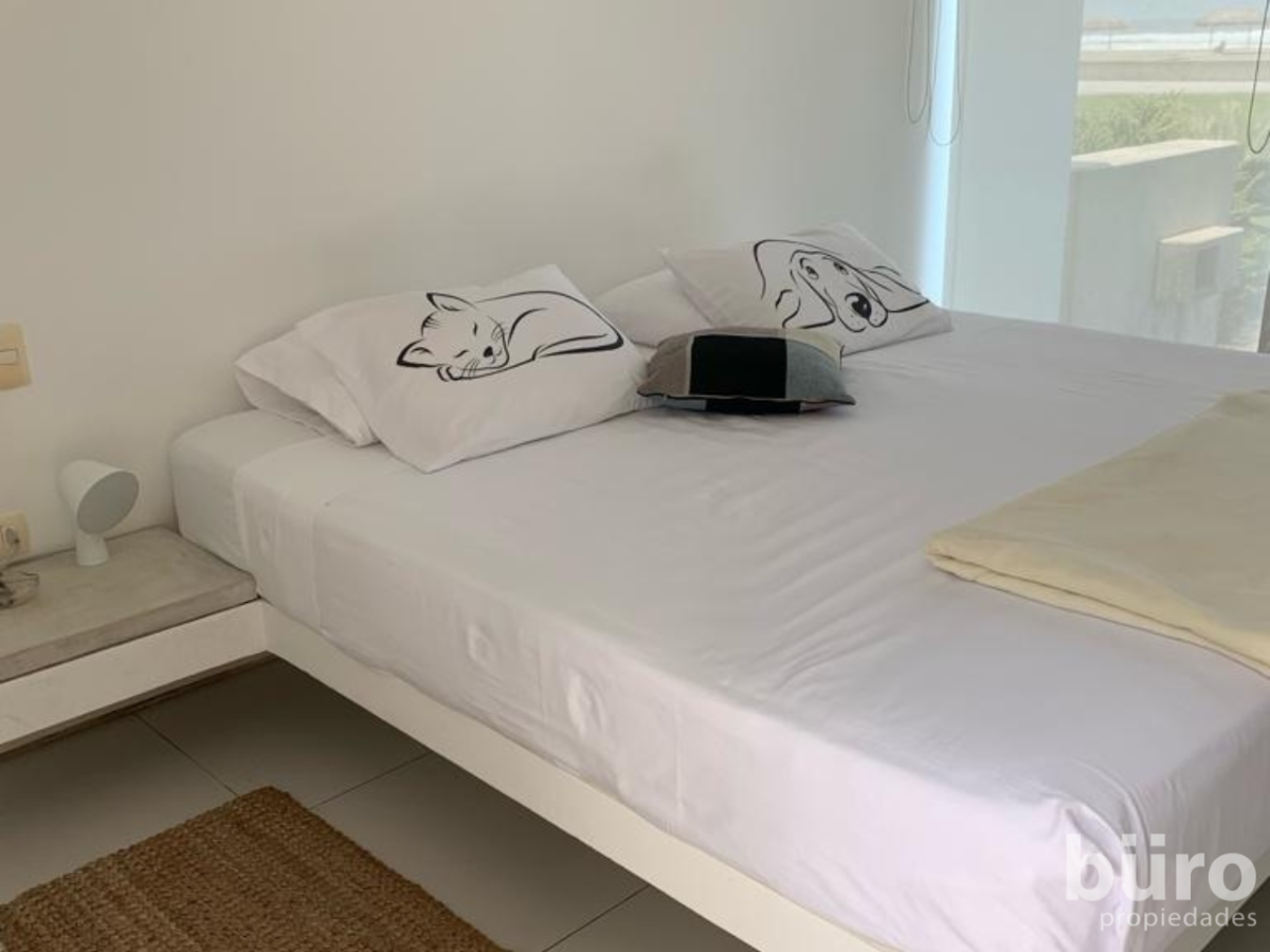 11 de 24: Dormitorio principal con cama king y  baño