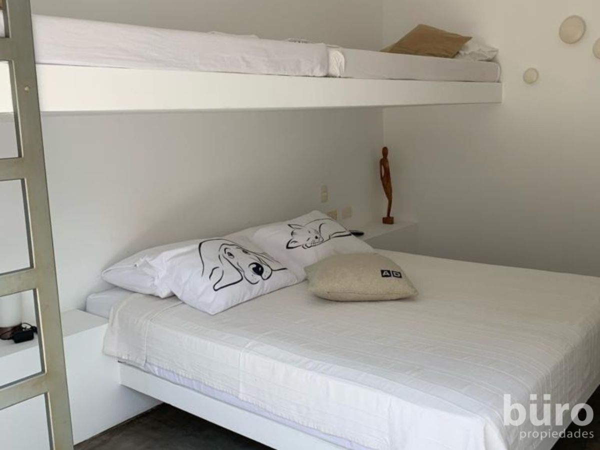 13 de 24: Segundo dormitorio con cama queen, camarote y baño