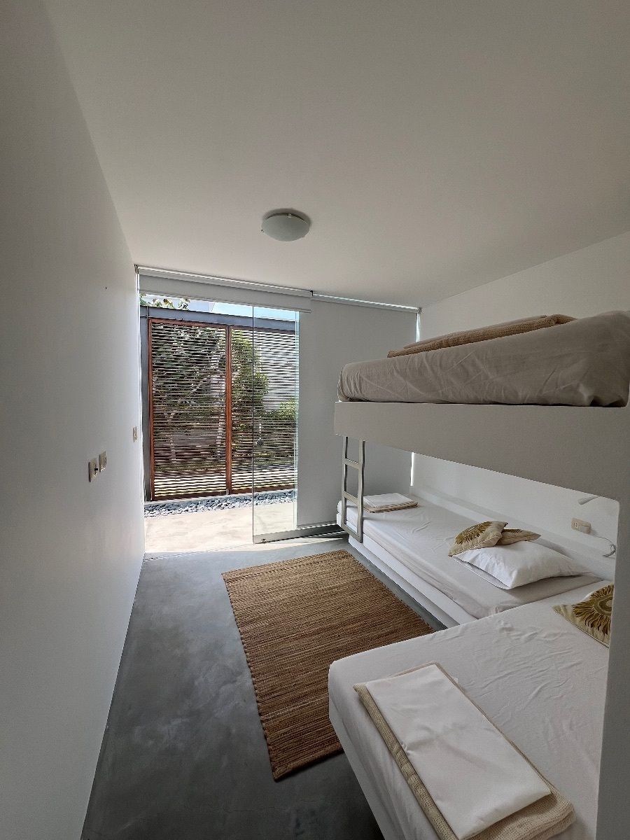 12 de 24: Segundo dormitorio con cama queen, camarote y baño