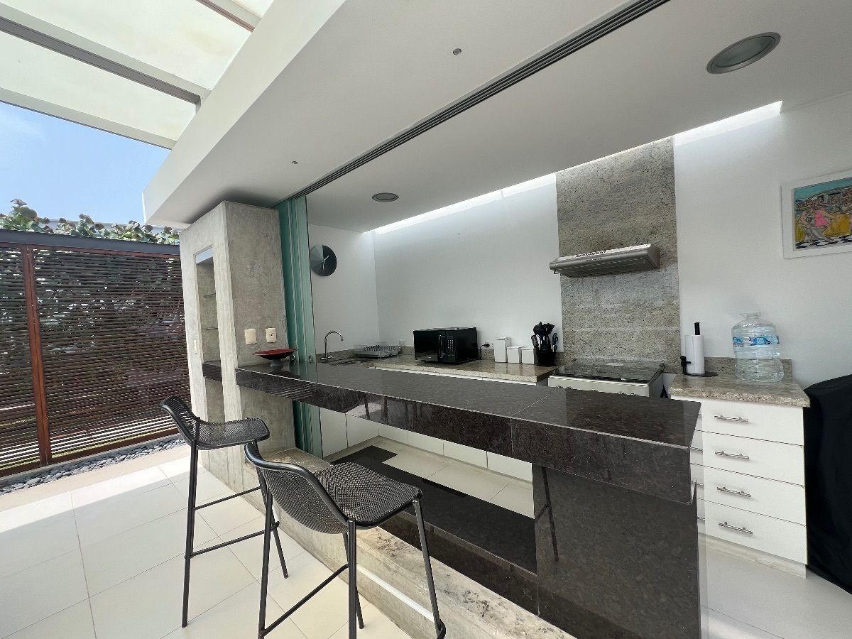 6 de 24: Cocina con barra al comedor