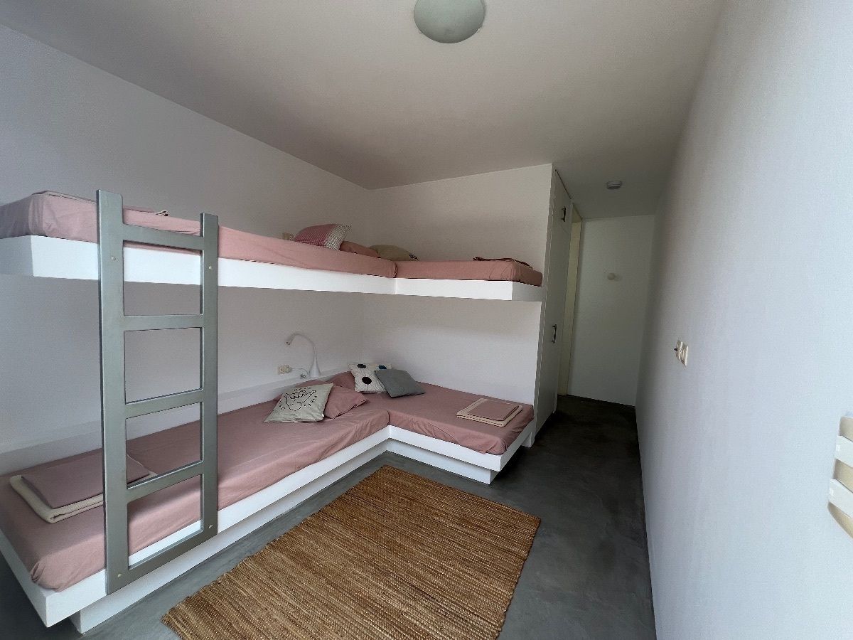 17 de 24: Cuarto dormitorio con dos camarotes y baño