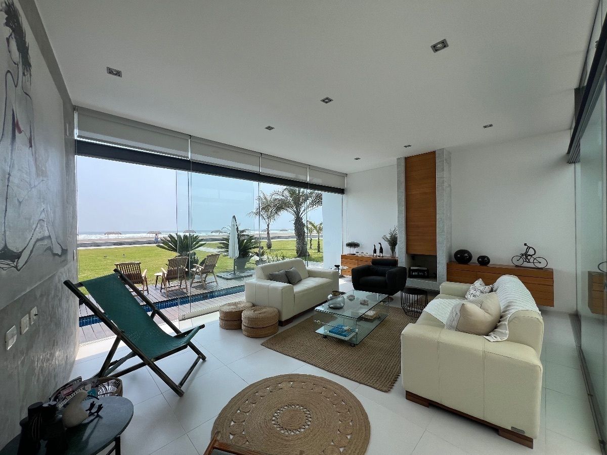 5 de 24: La sala con acceso a la terraza